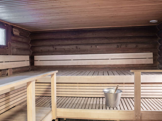 Susiniemen vanhan saunarakennuksen sauna.
