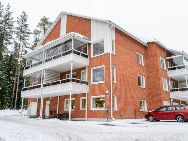 Launialan kerhotila ulkoa kuvattuna.