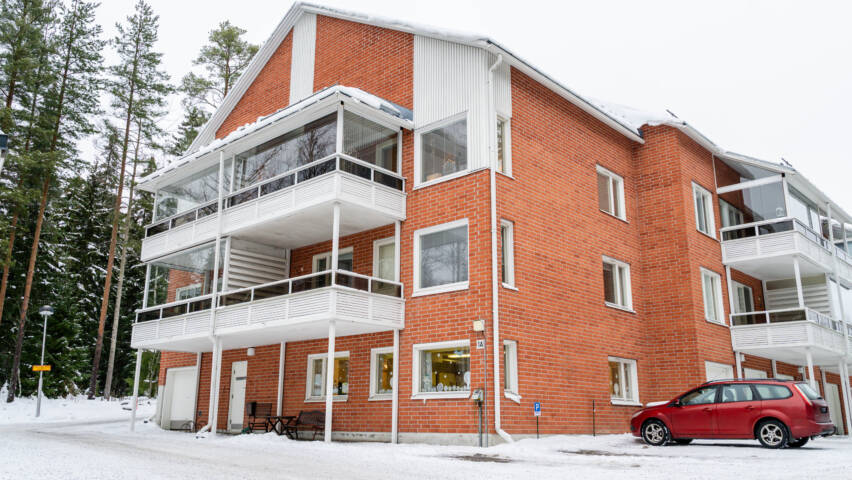 Launialan kerhotila ulkoa kuvattuna.