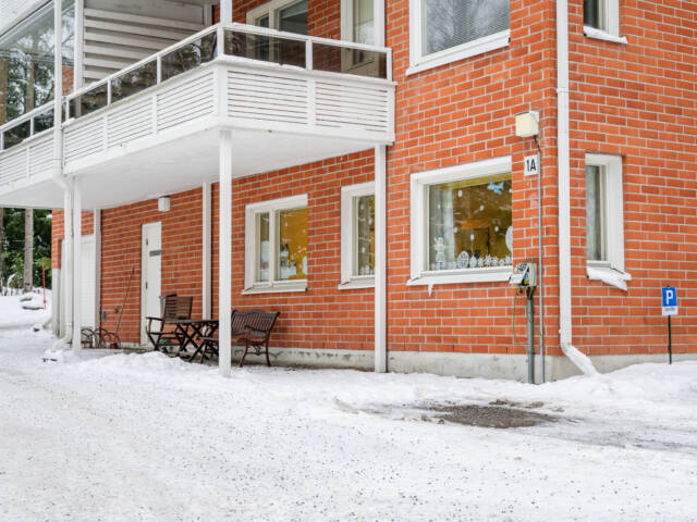 Launialan kerhotila ulkoa kuvattuna.