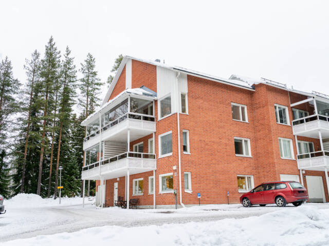 Launialan kerhotila ulkoa kuvattuna.