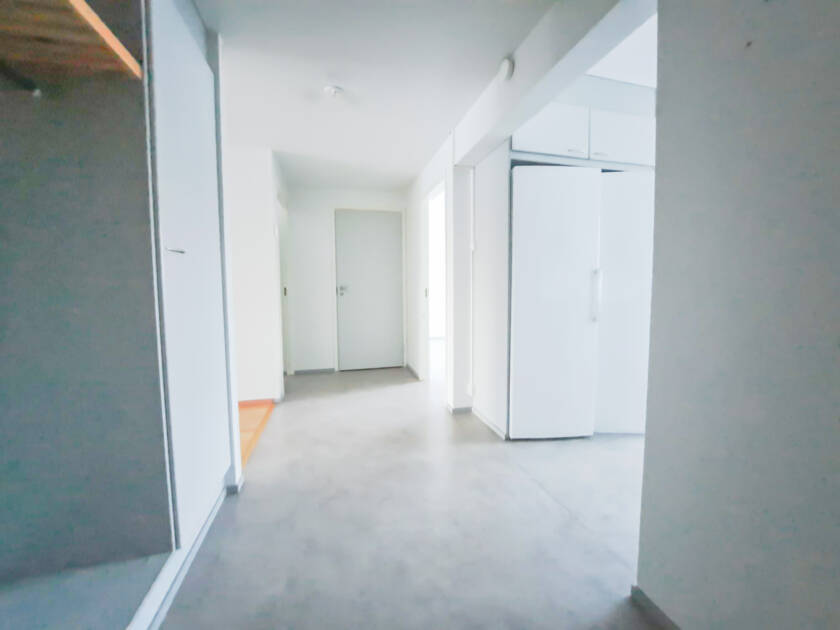Savilahdenkatu 18 kiinteistön neliön eteinen.