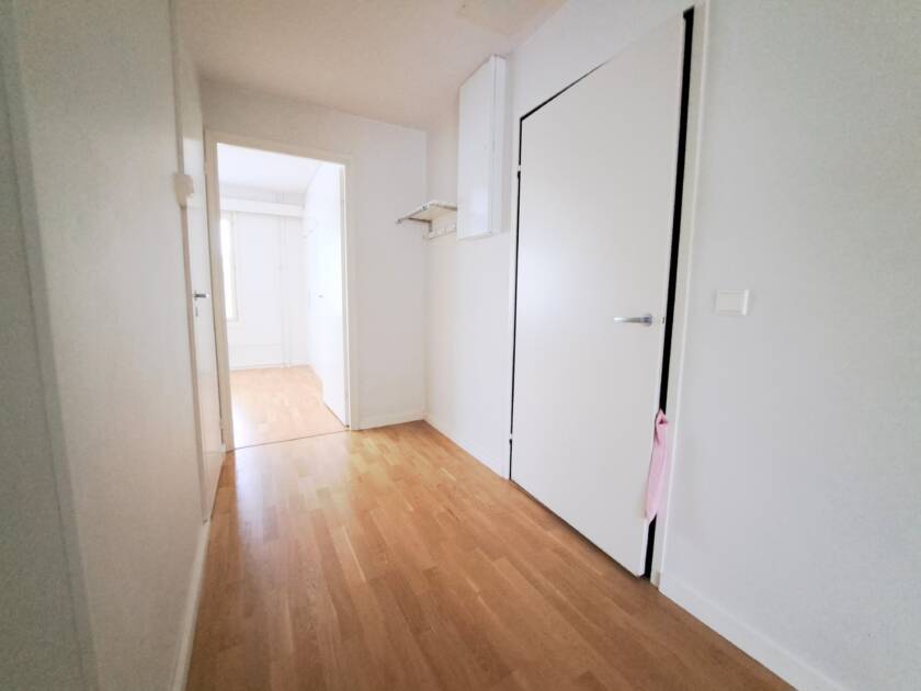 Otavankatu 12 osoitteessa sijaitsevan 54,2 neliöisen asunnon eteisaula.