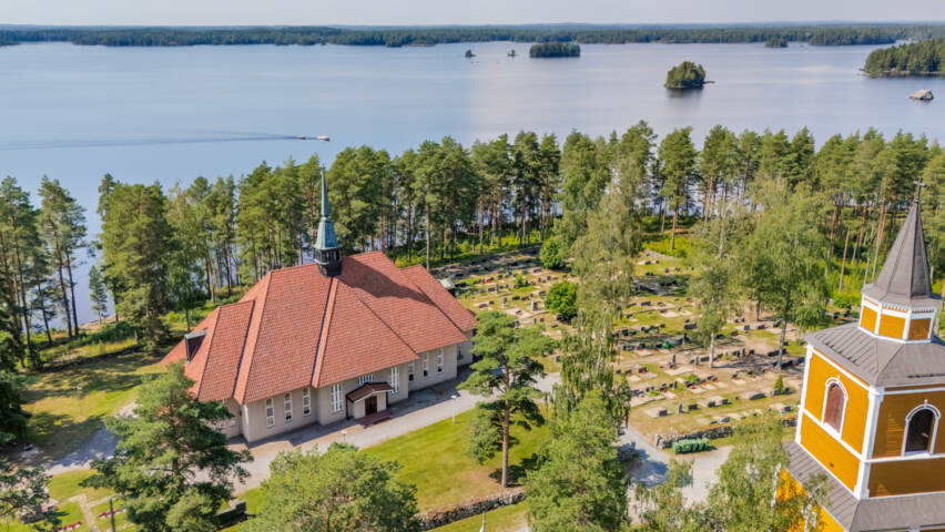 Kesällä kuvattu ilmakuva Haukivuoren kirkosta.
