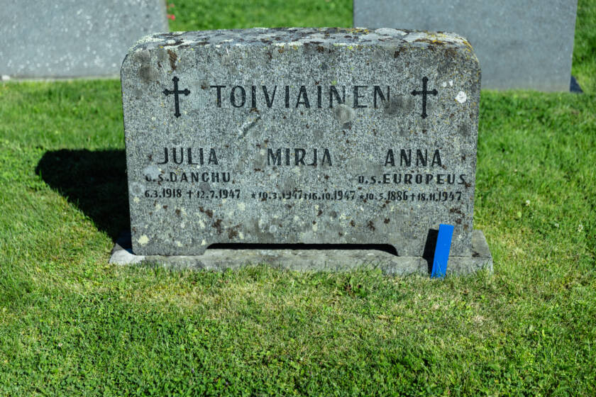 Kukattoman hoidon mallikuva, jossa hauta ilman istutuksia.