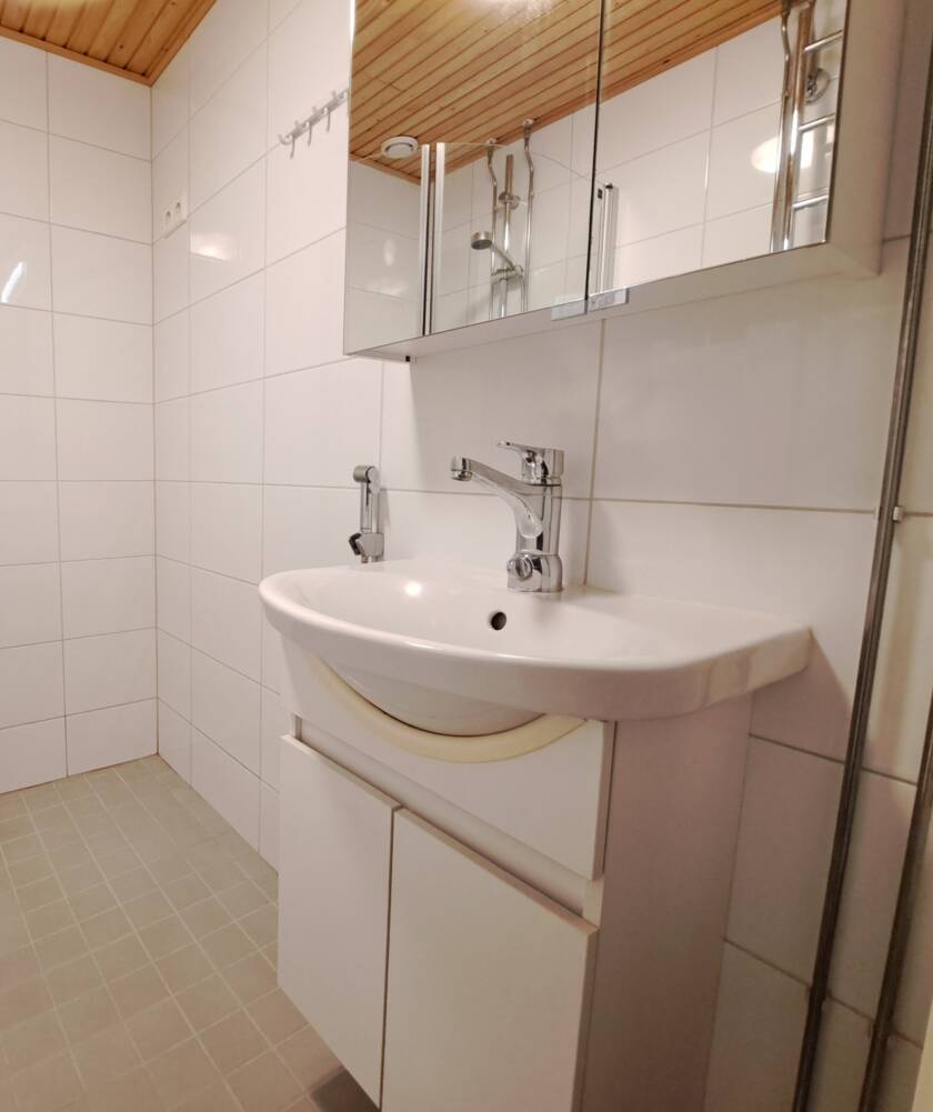 Otavankatu 12 osoitteessa sijaitsevan 54,2 neliöisen asunnon kylpy- ja wc-tilat.