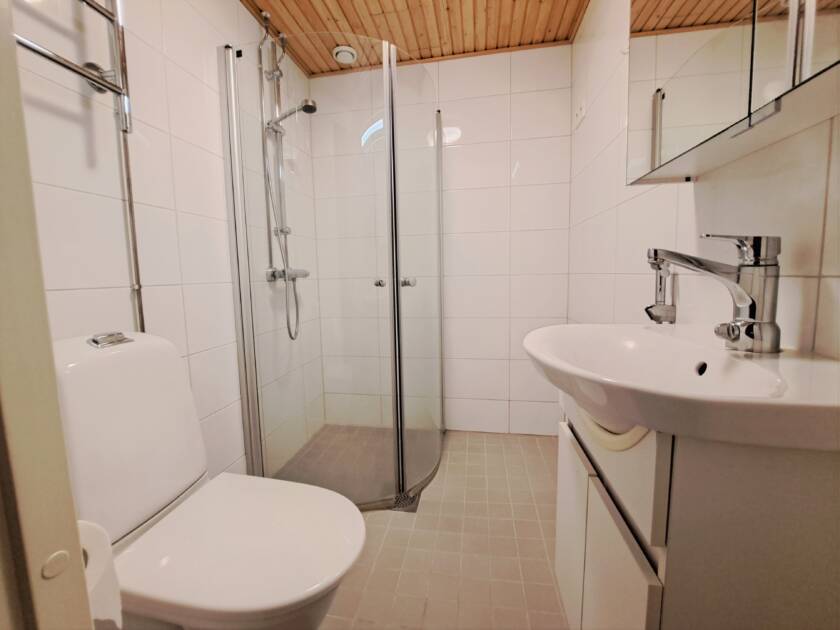 Otavankatu 12 osoitteessa sijaitsevan 54,2 neliöisen asunnon kylpy- ja wc-tilat.