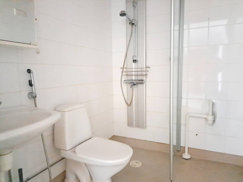 Savilahdenkatu 18 kiinteistön neliön kylpyhuone ja wc.