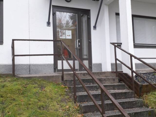 Laajalammen seurakuntakodin sisäänkäynti.