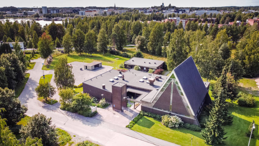 Lähemäen seurakuntatalo ilmasa kuvattuna kesällä.
