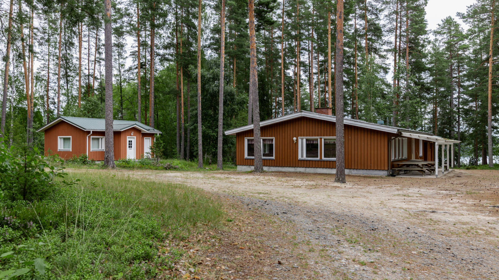Lusikkaniemen kesäkoti ulkoa kuvattuna kesällä.