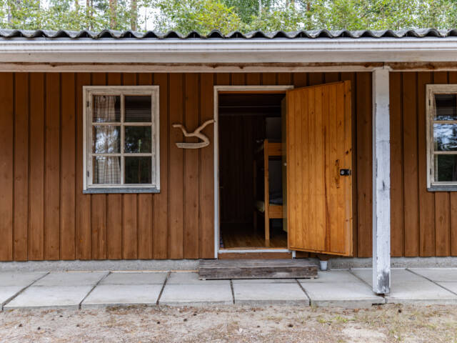 Lusikkaniemen kesäkodin majoitusrakennus.