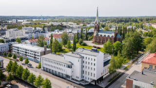 Mikkelin seurakuntakeskus ilmasta kuvattuna.