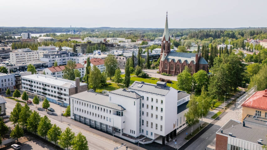Ilmakuva Mikkelin seurakuntakeskuksesta kesällä.
