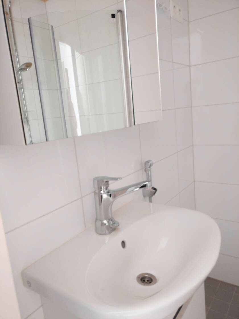 Otavankatu 12 yksiön wc ja kylpyhuone.