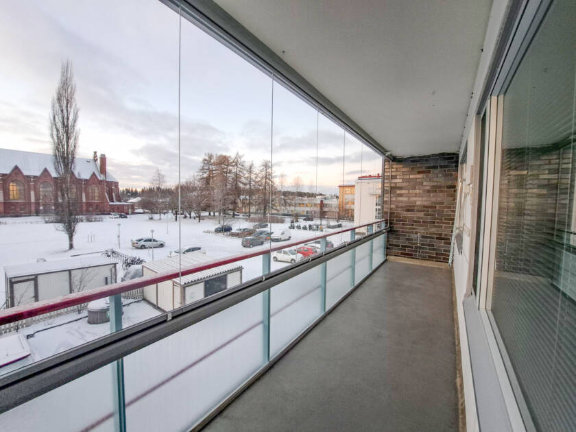 Savilahdenkatu 18 kiinteistön neliön parveke.