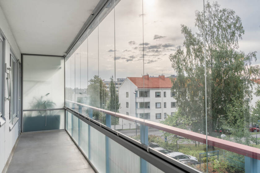 Savilahdenkatu 18 B 14 kaksion sisäkuva, jossa esillä asunnon parveke.