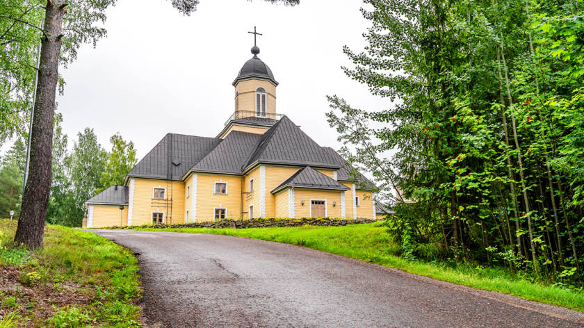 Puumalan kirkko ulkoa kuvattuna.
