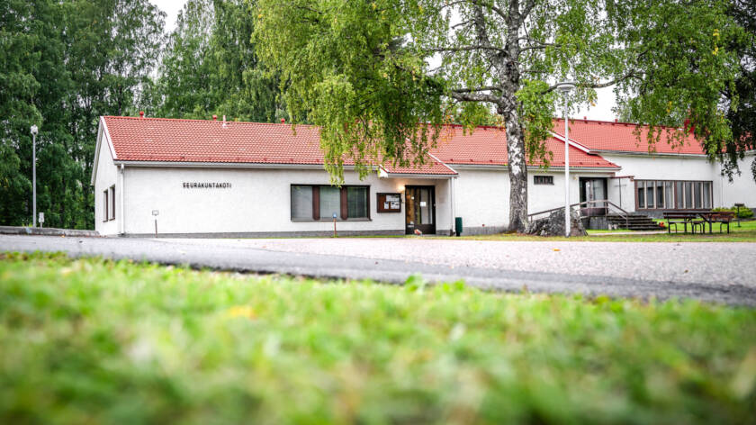 Puumalan seurakuntakoti ulkoa kuvattuna kesällä.