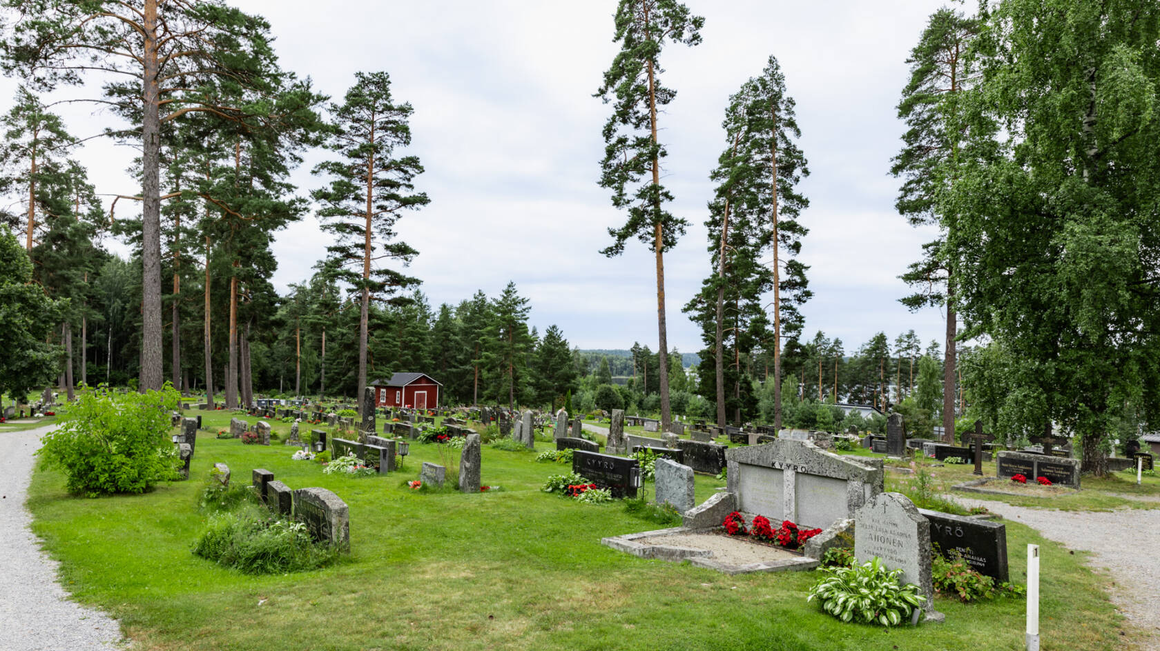 Ristiinan hautausmaa kesällä kuvattuna.