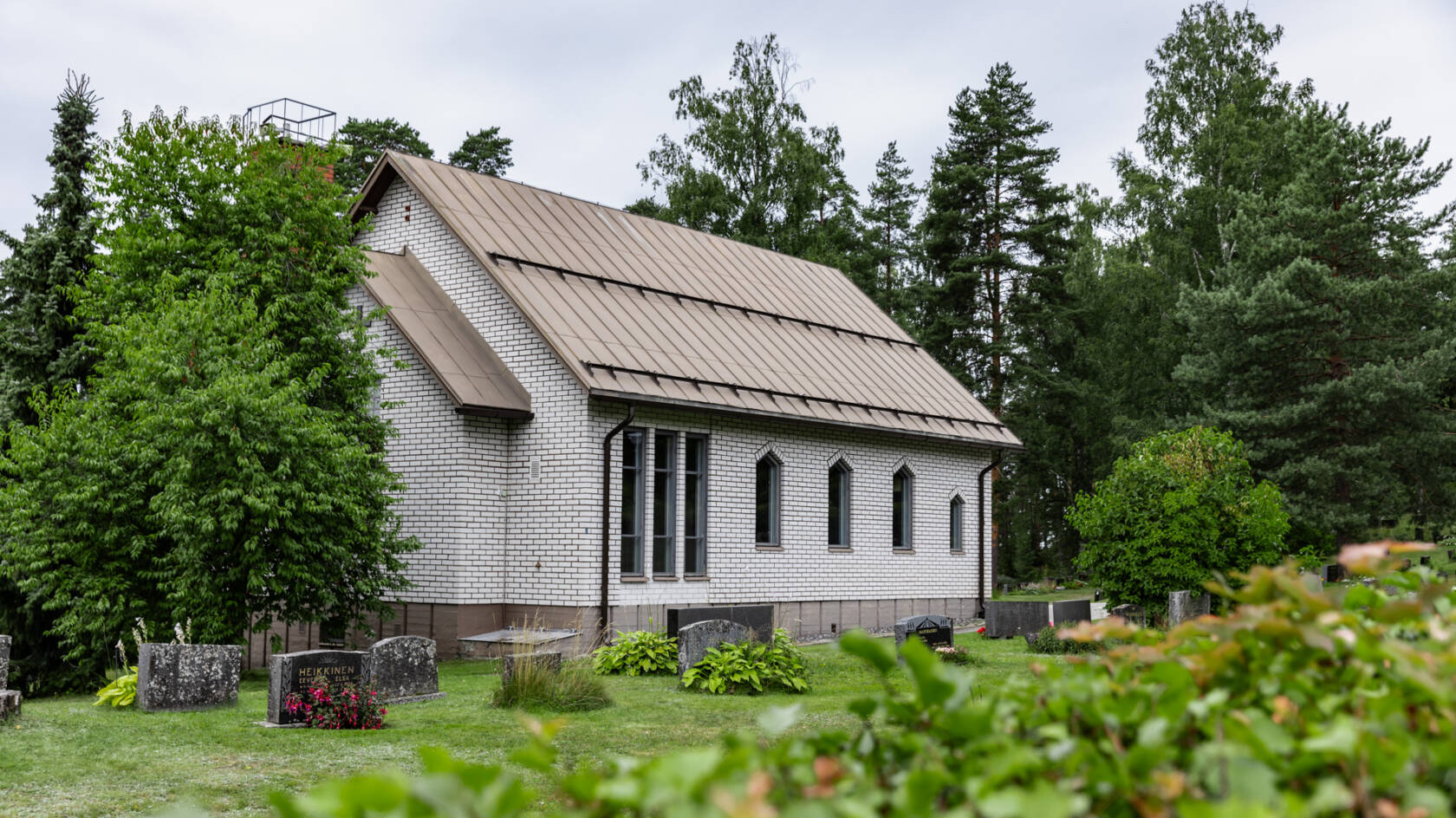 Ristiinan kappeli kesällä ulkoa kuvattuna.