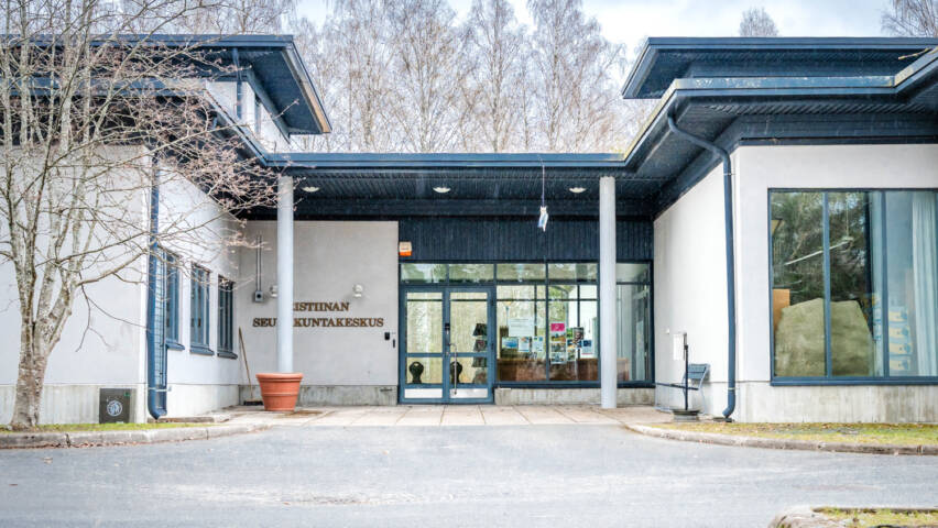 Ristiinan seurakuntakeskus.