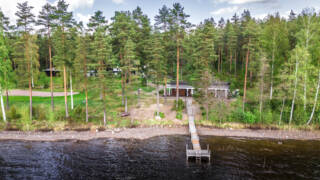Ruunaniemen saunarakennus järveltä päin ilmasta kuvattuna.