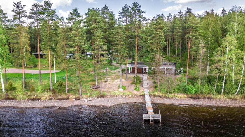 Ruunaniemen saunarakennus järveltä päin ilmasta kuvattuna.