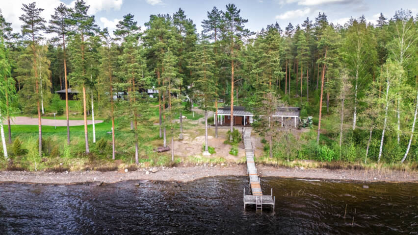 Ruunaniemen saunarakennus järveltä päin ilmasta kuvattuna.