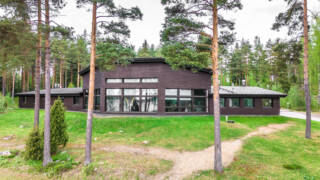 Ruunaniemen leirikeskus ulkoa kuvattuna.