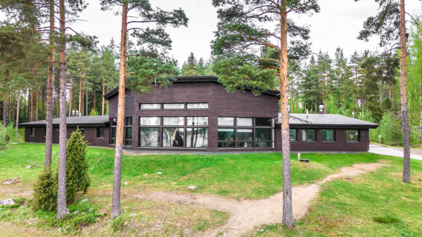Ruunaniemen leirikeskus ulkoa kuvattuna.