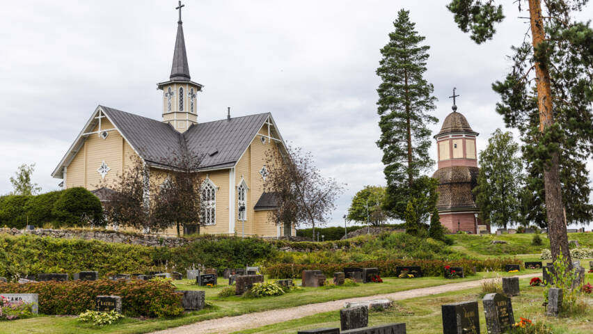 Suomenniemen hautausmaa ja kirkko taustalla.