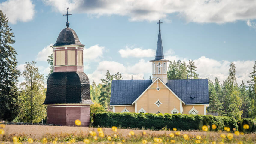 Suomenniemen kirkko ulkoa kuvattuna elokuussa.