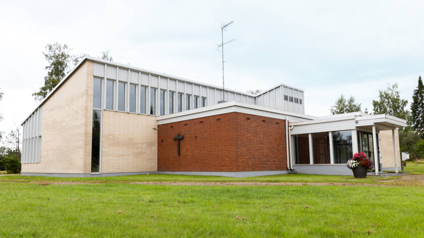 Suomenniemen seurakuntakoti ulkoa kuvattuna.