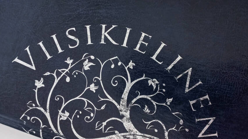 Laulukirja Viisikielinen.