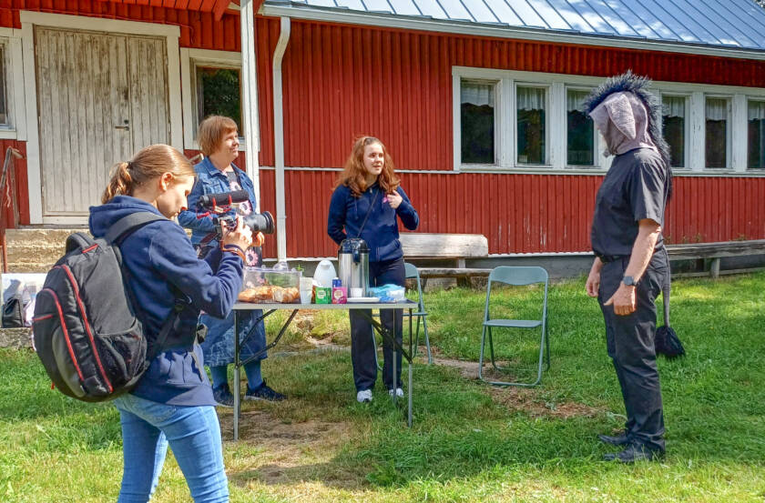 Marjukka Lehtomäki kuvaamassa seurakunnan joulukalenteria.