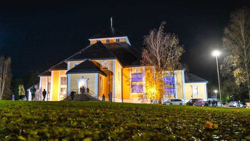 Valaistu Pitäjänkirkko syysillassa.