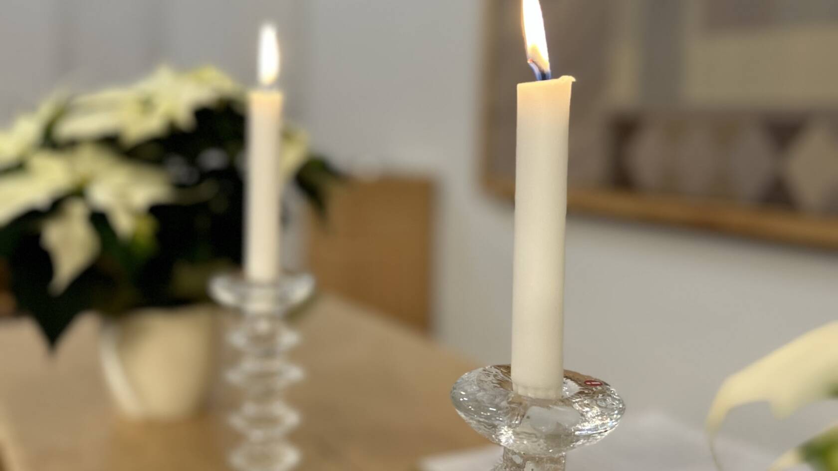 Kaksi kynttilää alttarilla